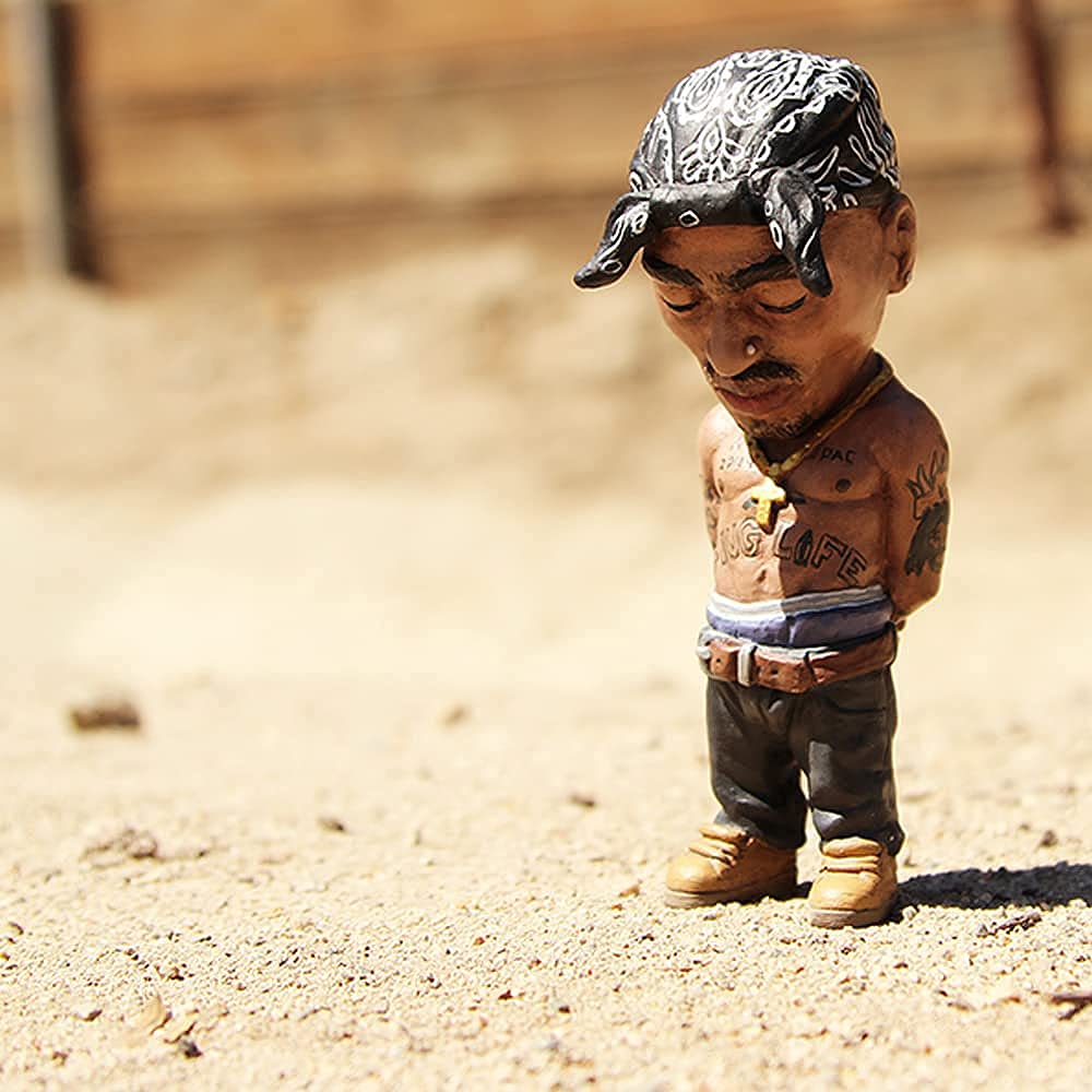 QNQA Legend Commemorative Resin Ornaments,Handmade The Late Rap Music Star Resin Sculptures Collectible,Rappers Souvenir Figures Statue,Best Gift for Hip-Hop Fans Friends (Tupac(Black)) 10*5*3cm