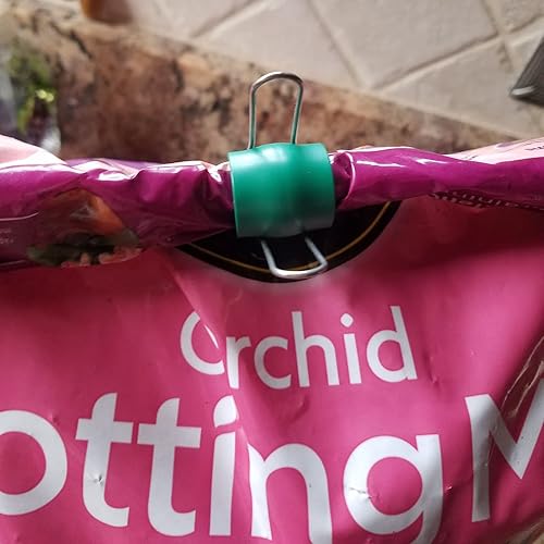 Miniatura 5 de Clips de organización de cables, reutilizables, versátiles para tiras de luces y decoración al aire libre, paquete de 12 unidades verdes (4