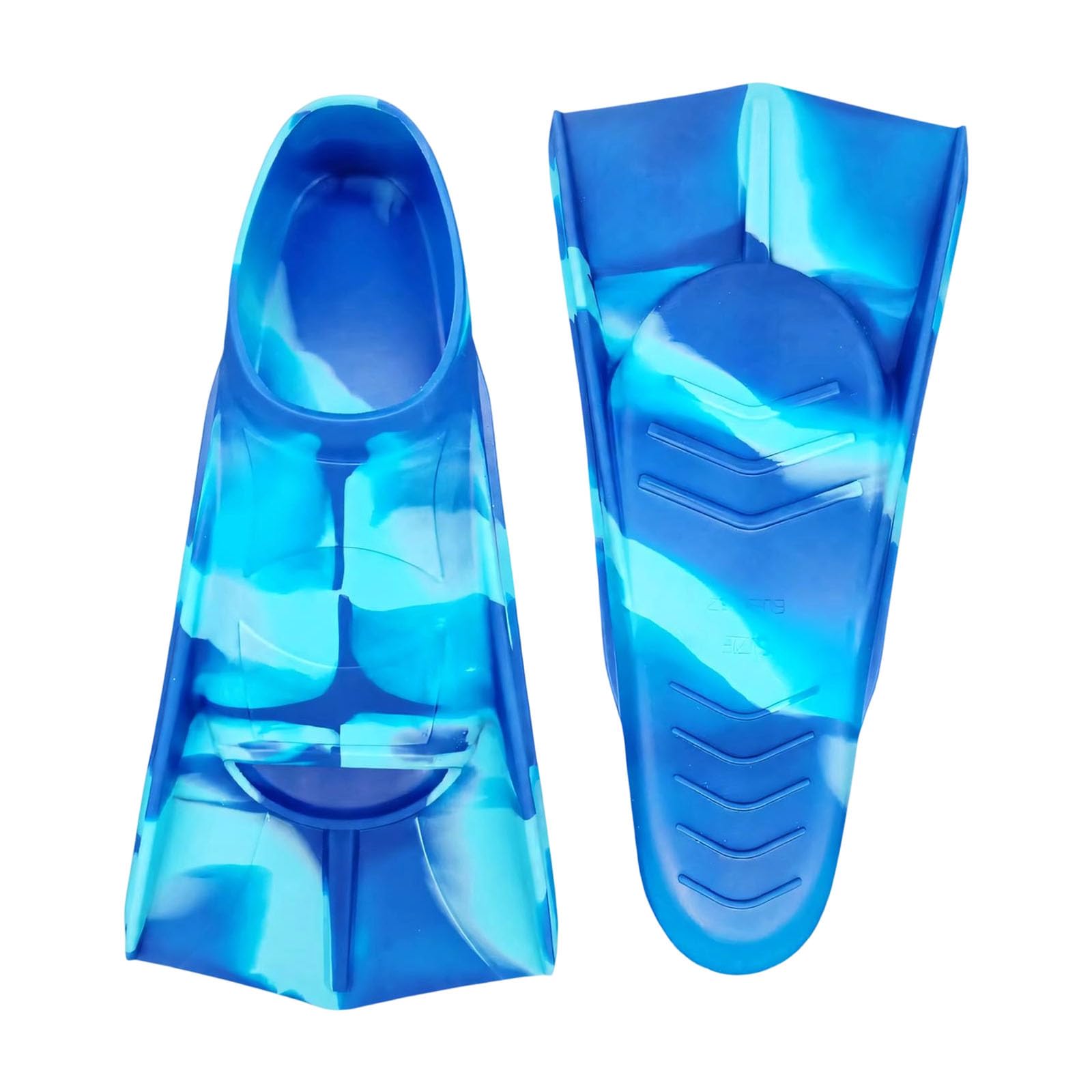 Pratica snorkeling in piscina con pinne