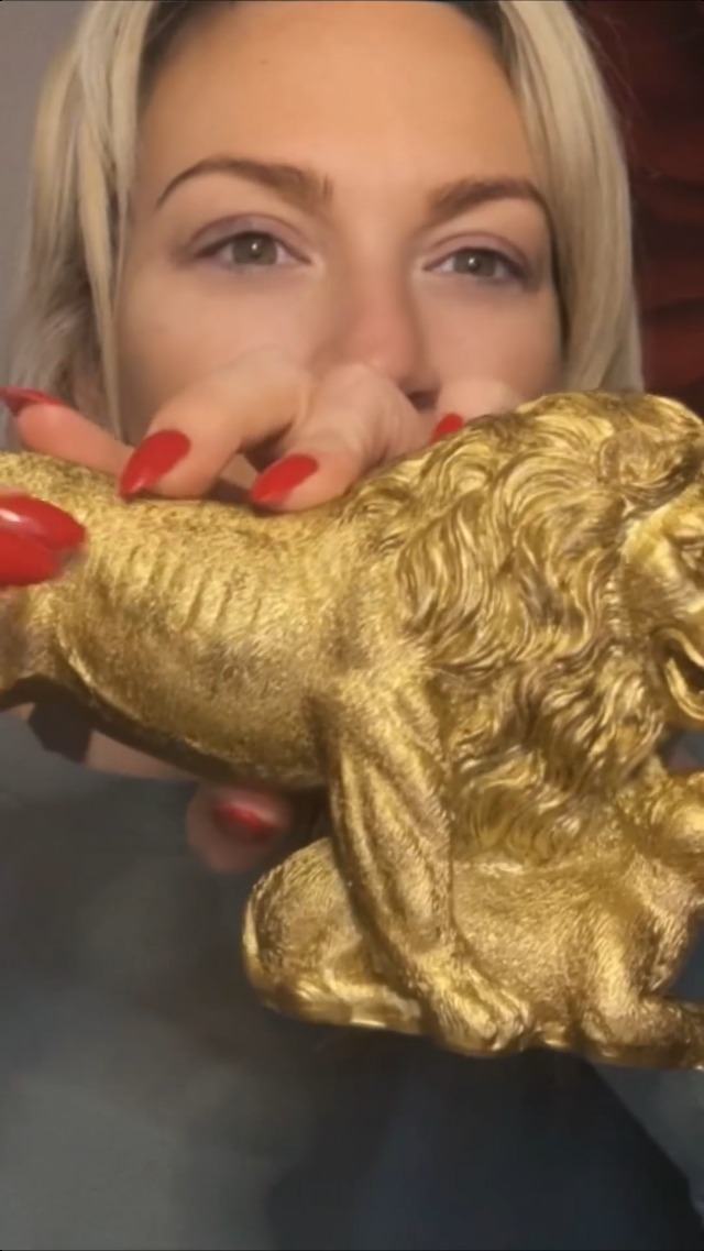 Estatua de León Dorado con Cachorro de 9 in miniatura 7
