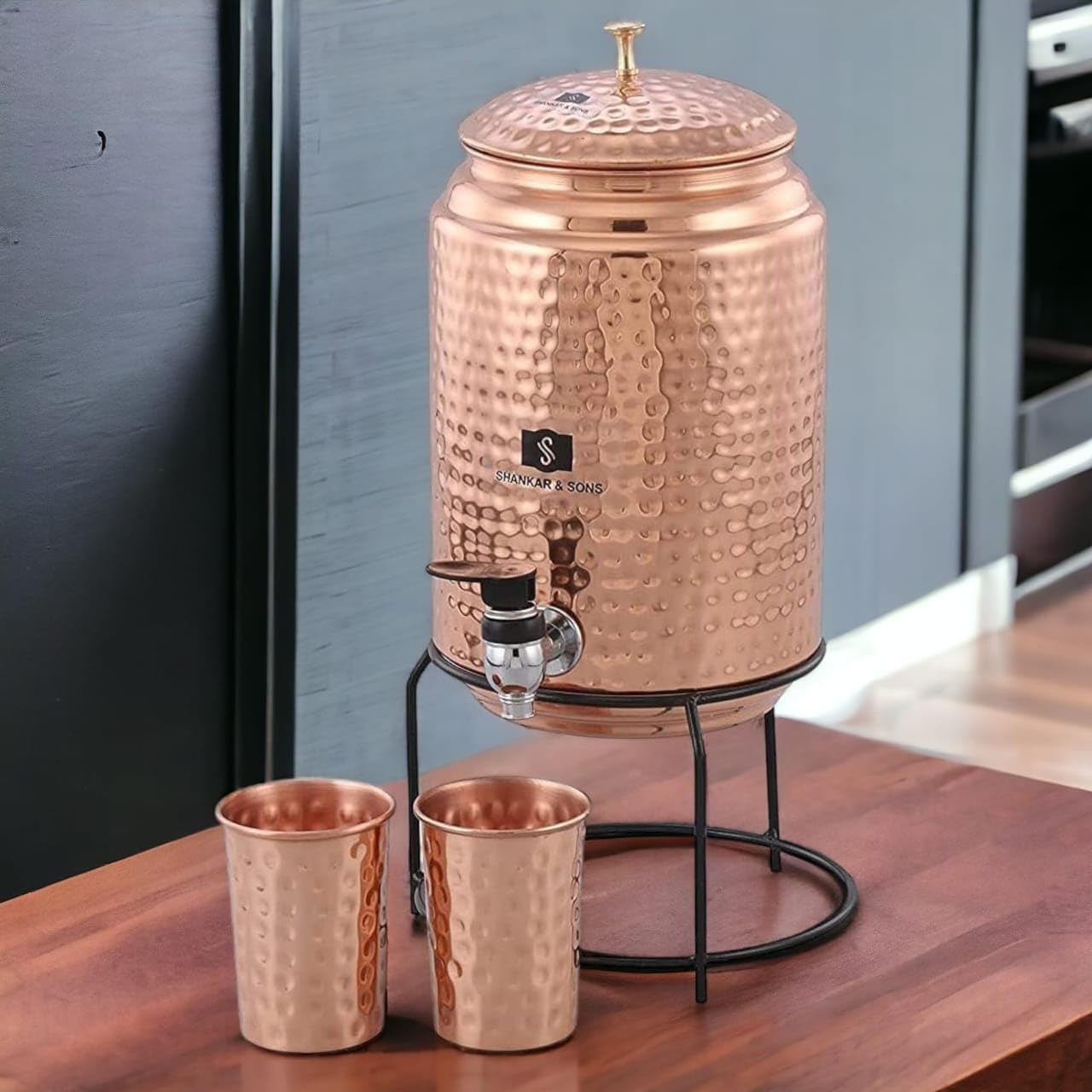 5-Liter-Kupfer-Wasserspender mit Ständer und 2 Gläsern/gehämmerte Textur, rostfrei & langlebig | mit zusätzlichen gesundheitlichen Vorteilen von Kupfer/gedruckter Designer-Spender (gehämmert)