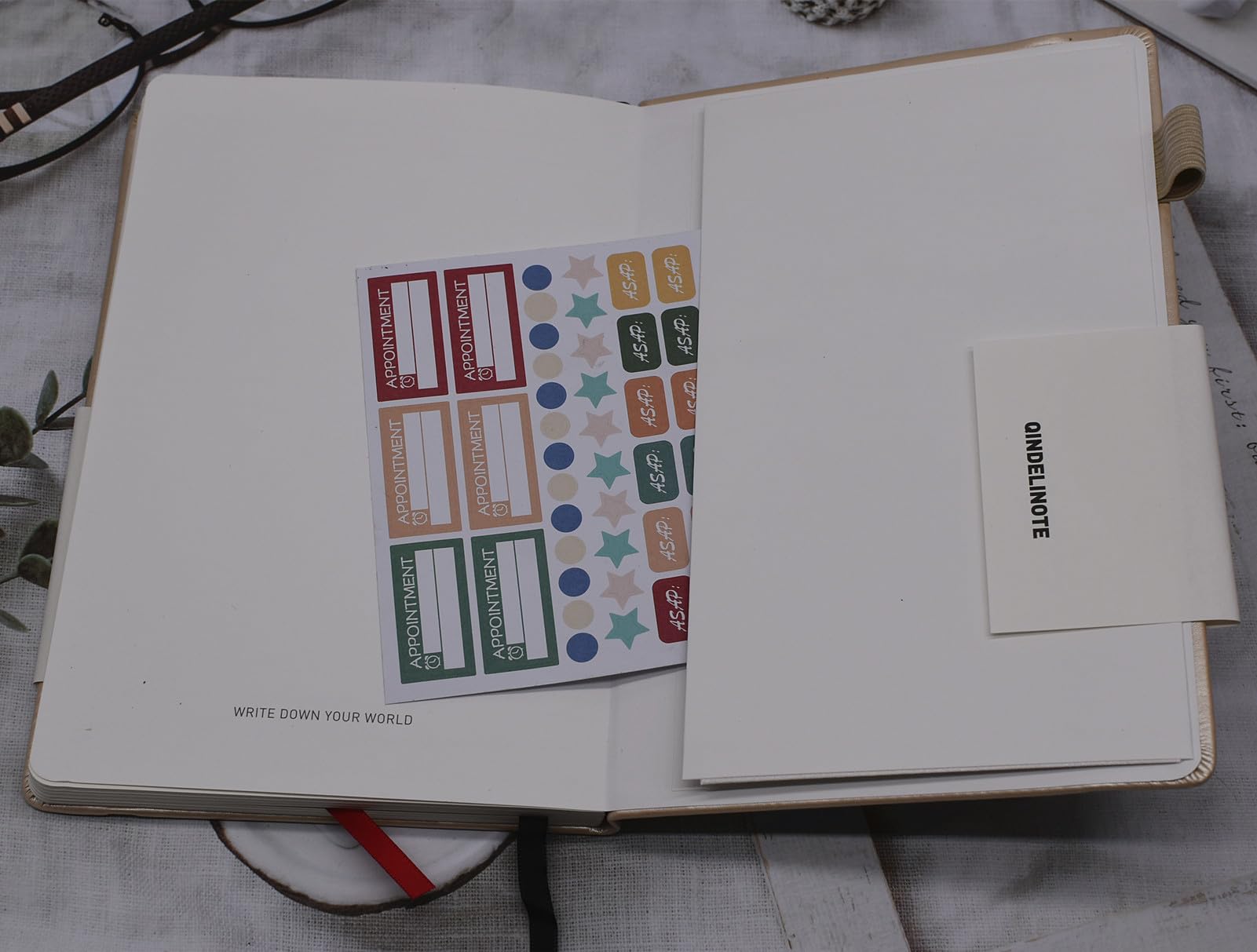 Taccuino a righe formato A5, 192 pagine numerate, con copertina rigida, 100 g/m², carta senza sbavature, copertina rigida con segnalibri, portapenne, tasca interna (verde)