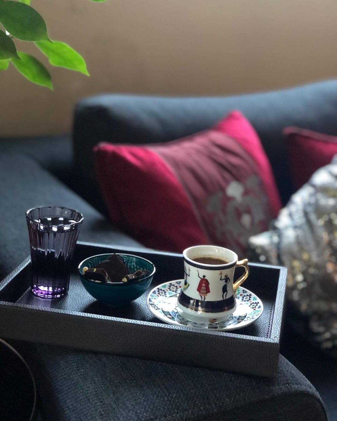 MOENA Bandeja de piel sintética, elegante organizador de joyas para llaves, organizador de escritorio, bandeja de servir, accesorios de yate (negro mate, pequeño)