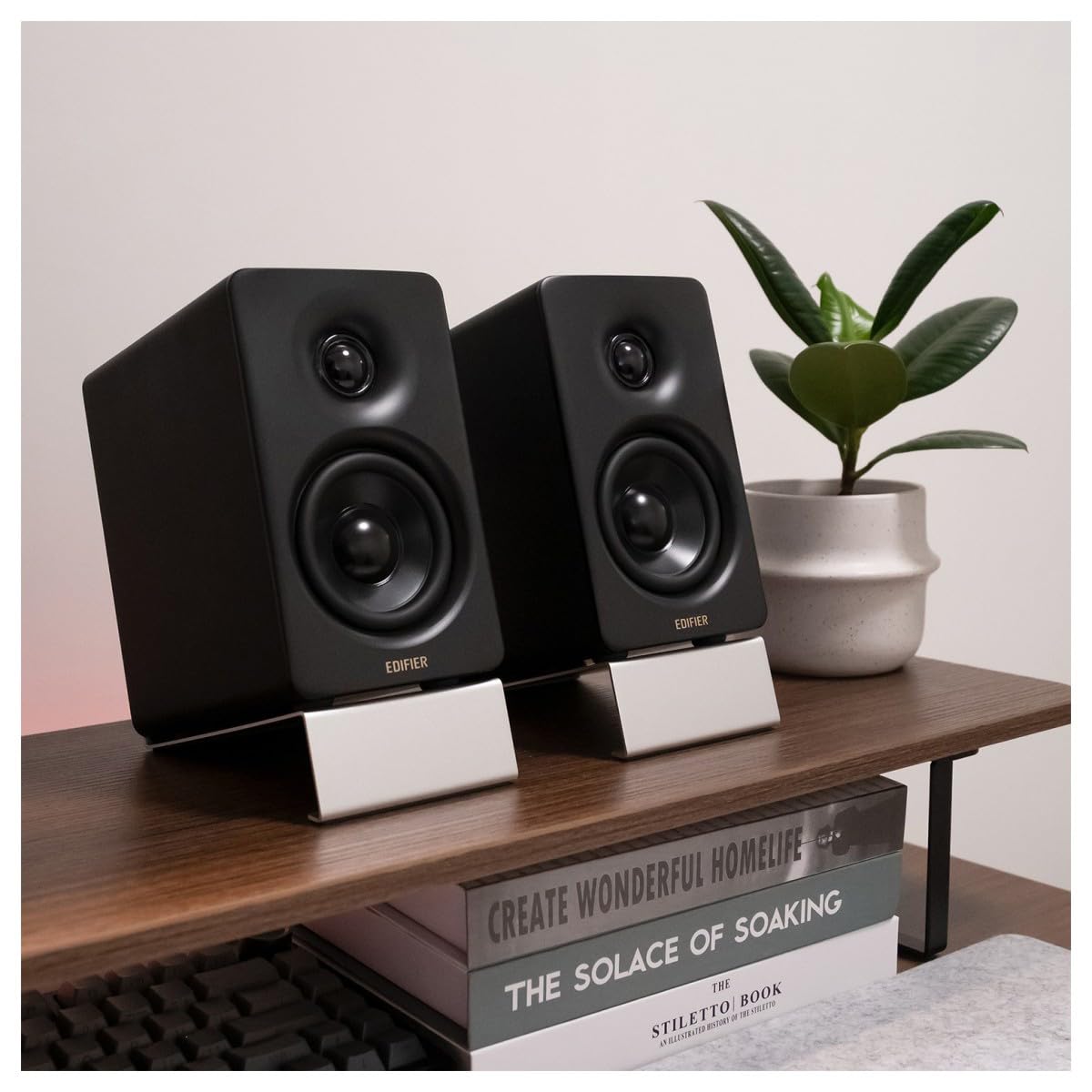 Edifier M60 Altoparlanti Desktop Compatti 2.0, per PC/Laptop/Computer, Bluetooth v5.3, USB C e AUX da 3,5 mm, Audio Hi-Res Certificato Wireless, 66W RMS, per Musica e Gaming, Coppia con Supporti, Nero