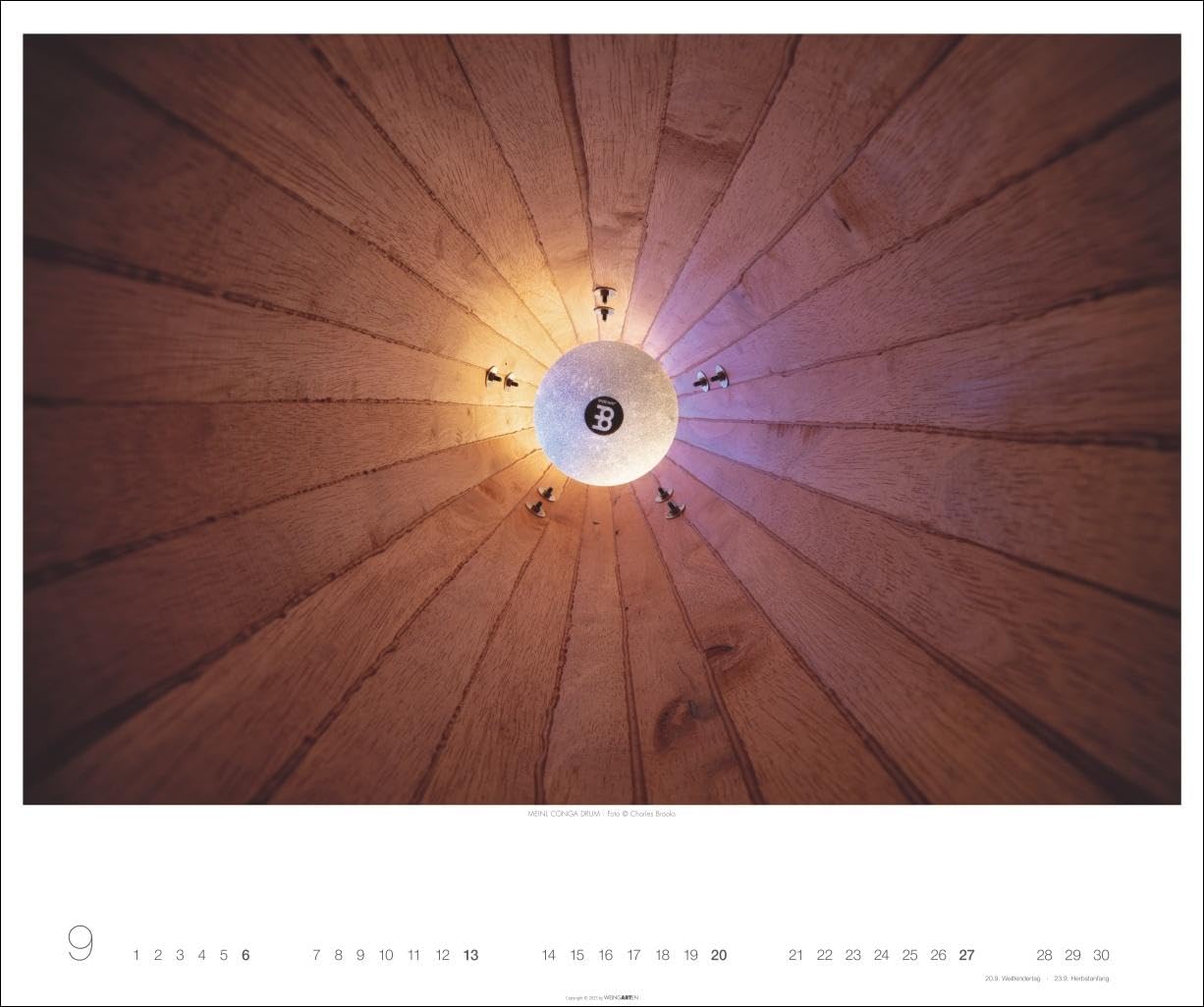 Architecture in Music Kalender 2026 - Musikinstrumente von innen: Charles Brooks‘ Fotokunst in einem großen Wandkalender, der neue Perspektiven eröffnet. Querformat 55 x 46 cm