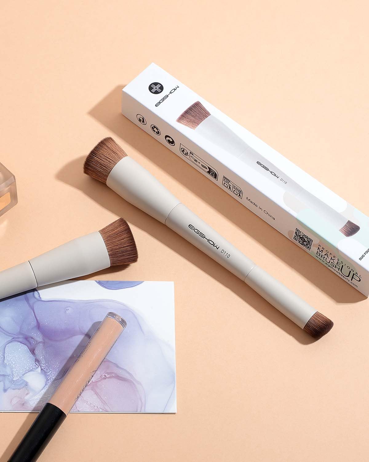 EIGSHOW Pinceau pour fond de teint et anticernes, pinceau de maquillage à double extrémité pour un fond de teint impeccable et un anticernes de précision, végétalien et sans cruauté (D110 Beige)