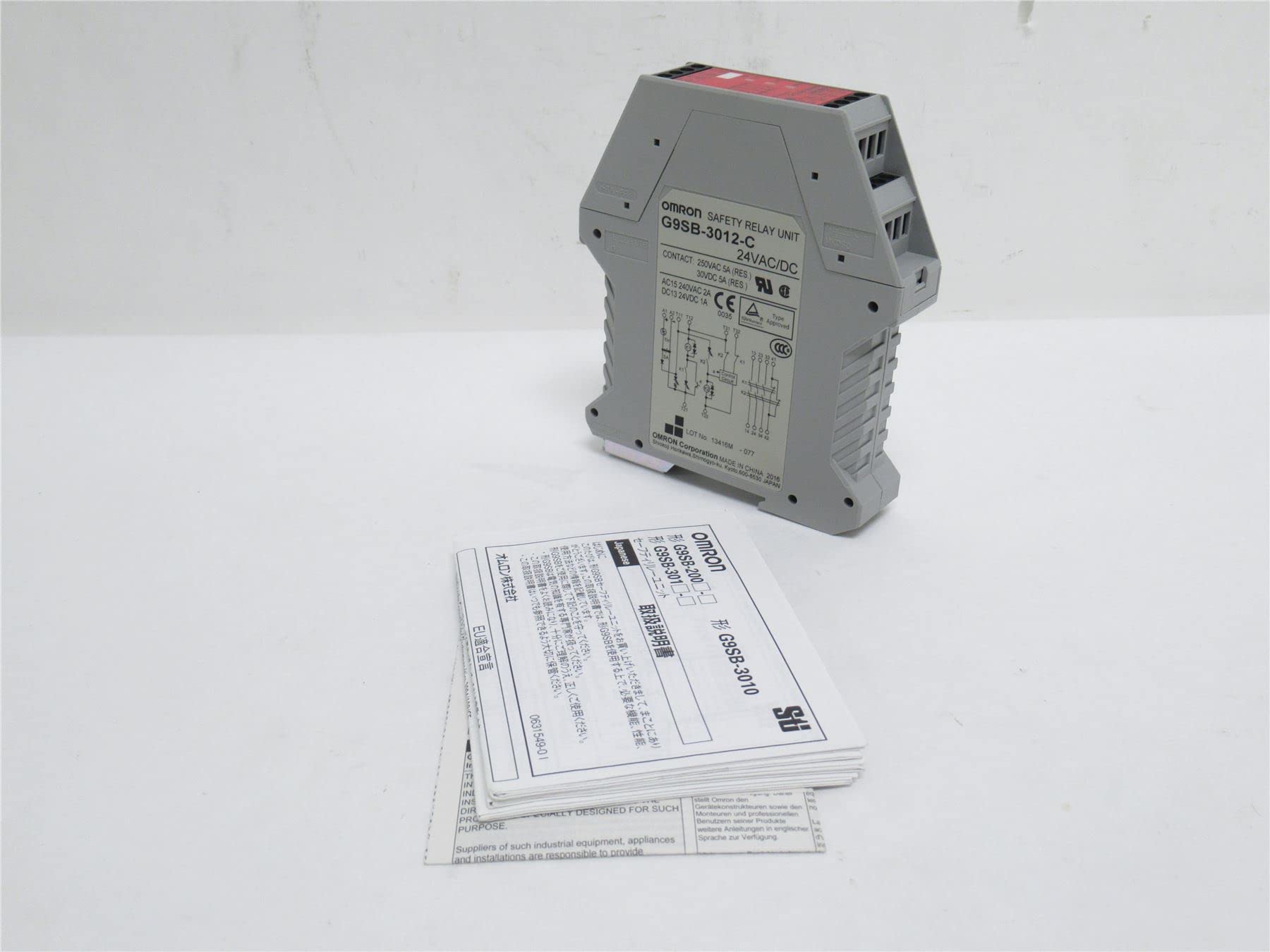 Relais Omron 3PST-NO SPST-NC 24VCC de 22,5 mm avec commande manuelle intégrée