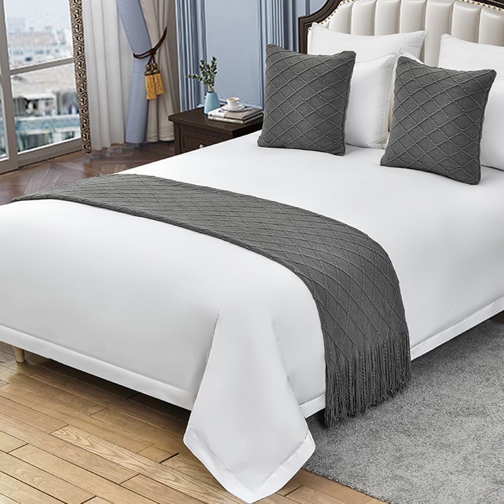 Bufanda de cama de punto gris con rombos y almohadas a juego para decoración de hotel
