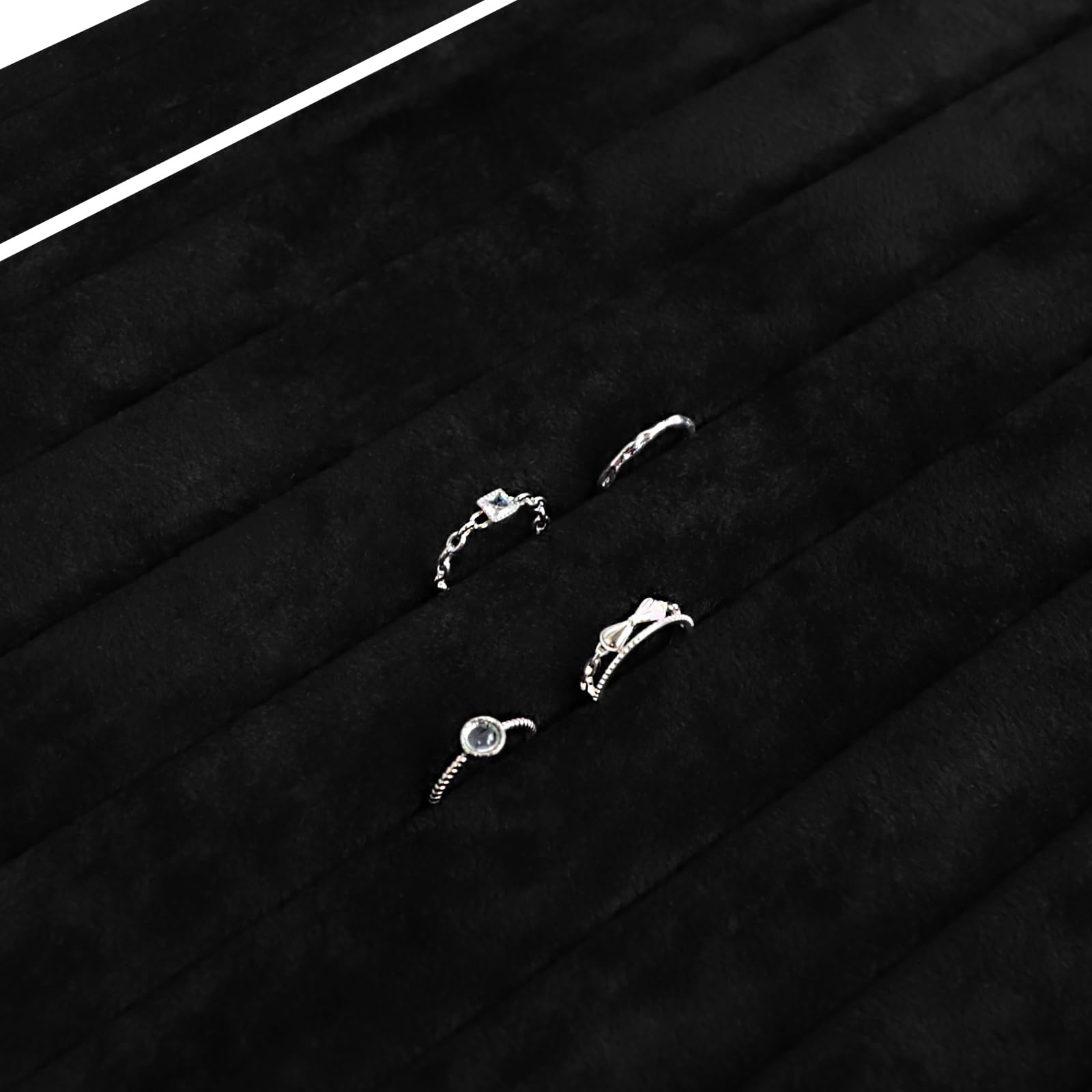 Wudygirl Organizador de anillos de 7 ranuras para anillos y joyas, caja de terciopelo con múltiples ranuras, organizador de anillos y escaparate de joyas (terciopelo negro)