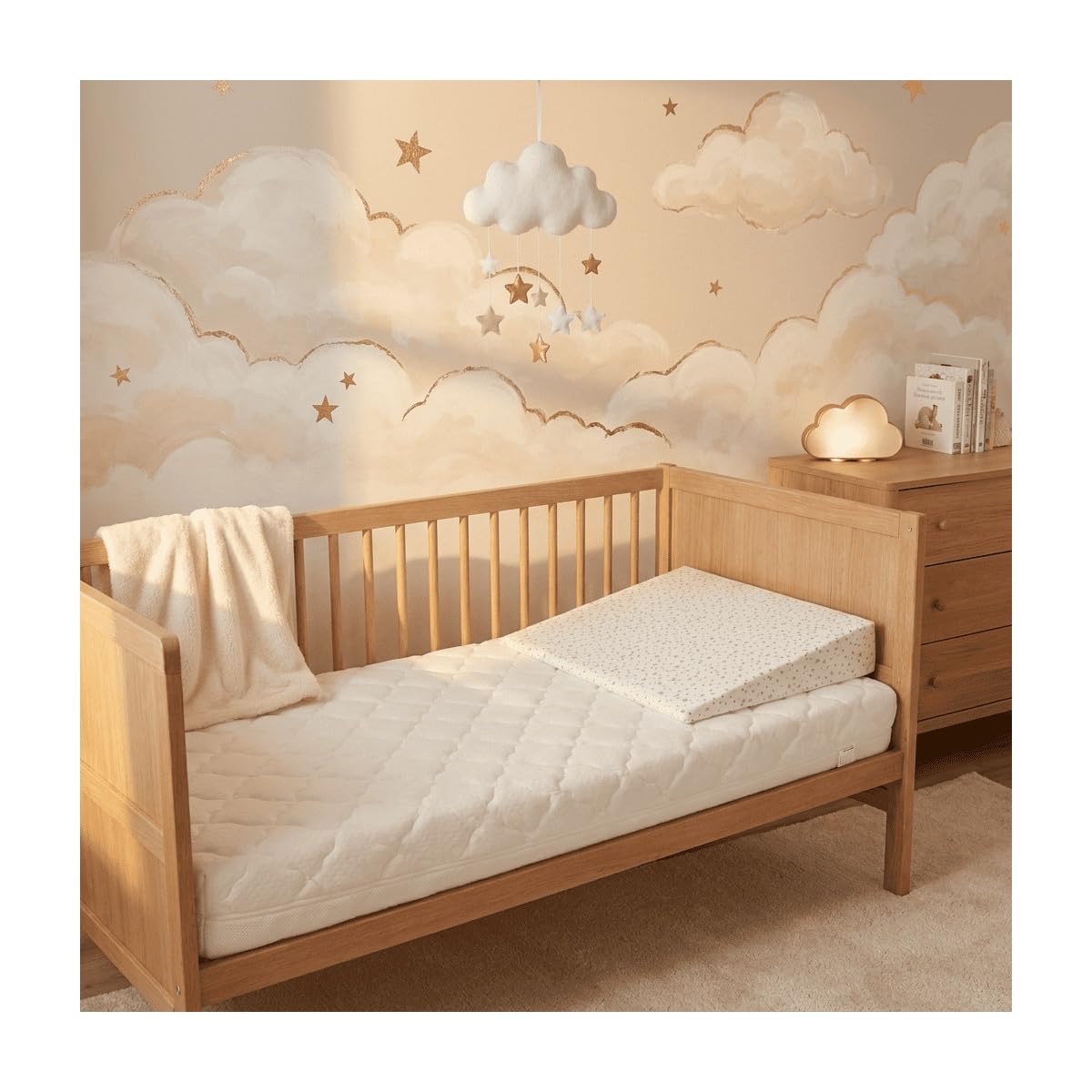 P'TIT LIT Pack Sommeil Bébé 3-en-1 - Matelas 60x120x10 cm Réversible - Plan Incliné Déhoussable Étoiles Dorées - Protège-Matelas en Molleton Doux - Déhoussable - Certifié Oeko-Tex & Certipur
