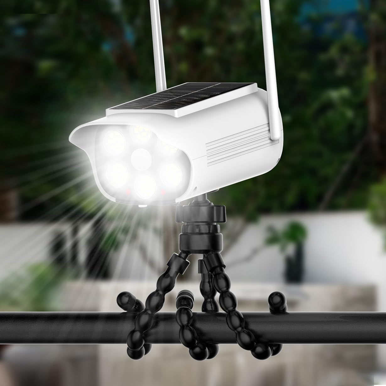Telecamera di sicurezza finta a energia solare, simulata telecamera di sorveglianza con sensore di luce rossa lampeggiante realistica, luce bianca a 66 LED per cortile, giardino, centro commerciale