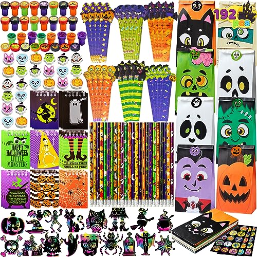 JOYIN Conjunto de papelaria de Halloween de 192 peças, presentes de truque ou tratamento para crianças, pacote de 24 artigos de papelaria temática de Halloween para lembranças de festa, prêmios de