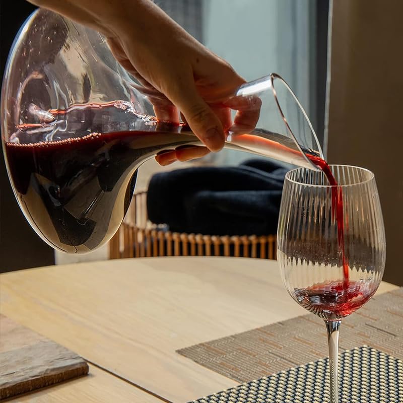 Virsus Decanter in Vetro per Vino DE018, Capacità 1,4 Litri, Misura 21x23 cm, Caraffa Trasparente senza Piombo, Aeratore per Vino, Accessori per Sommelier, Regalo per Feste ed Eventi