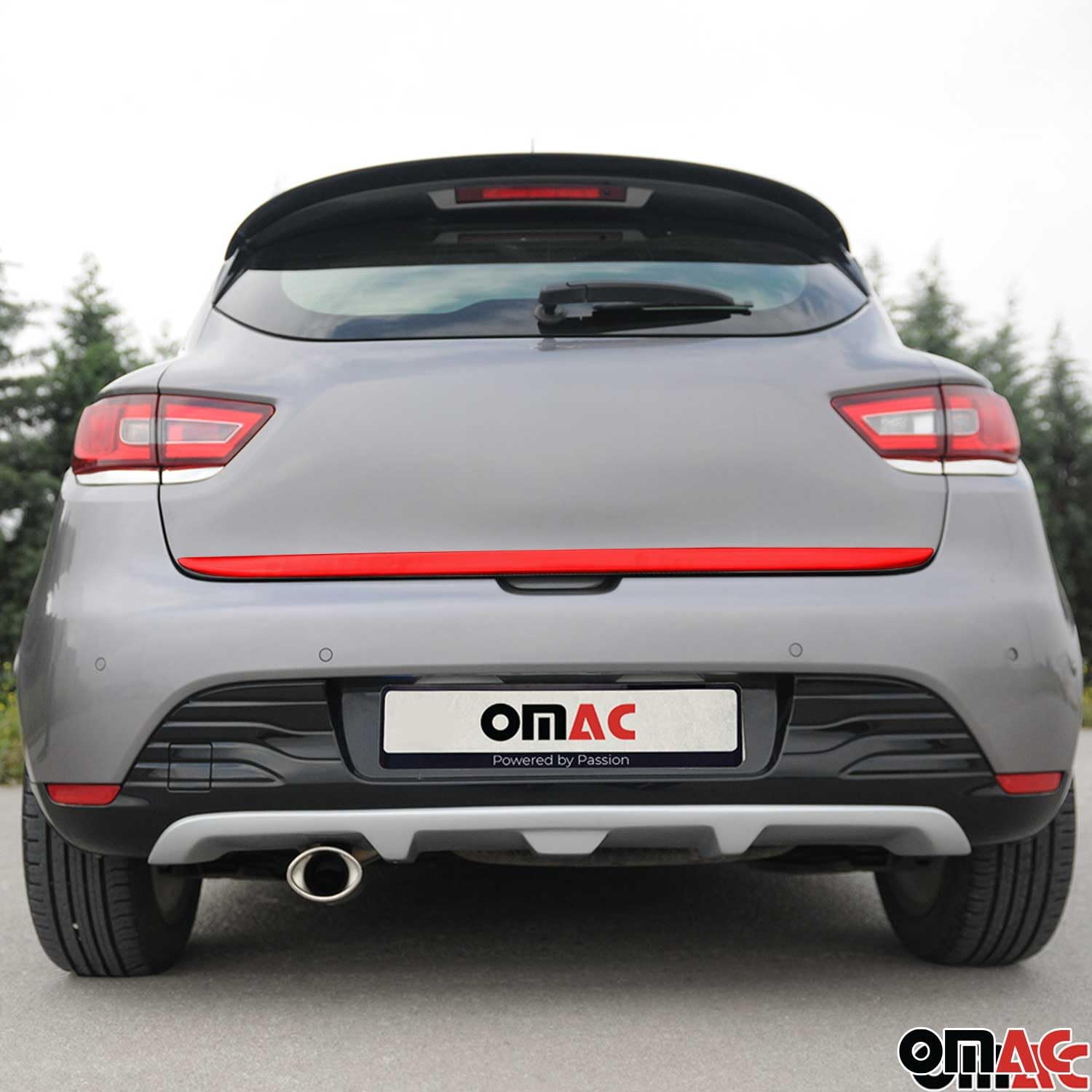 OMAC Heckleiste Kofferraumleiste kompatybilny z Renault Clio IV 2012-2019 | Samochód Listwa Ozdobna Schutzleiste Styling Chromleiste Stal Nierdzewna Chromowany Czerwony 1 Części