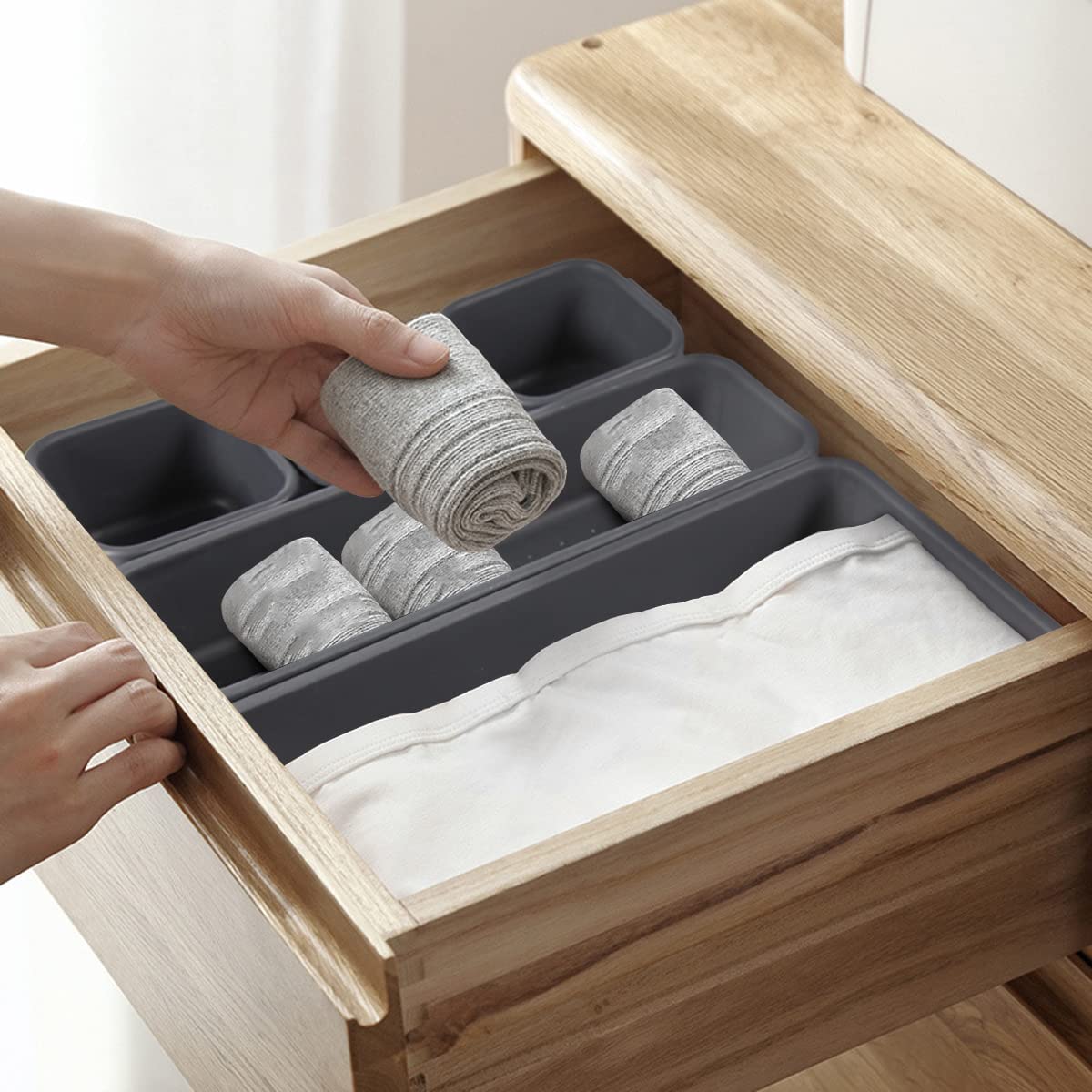 16 Pcs Organisateur Rangement Tiroir Cuisine Organiseur de Rangement Bureau Tiroir Plastique Salle avec 40 Pcs Boule Bntidérapante en Siliconedede Bain Plateaux pour Maquillage, Cuisine(Noir)