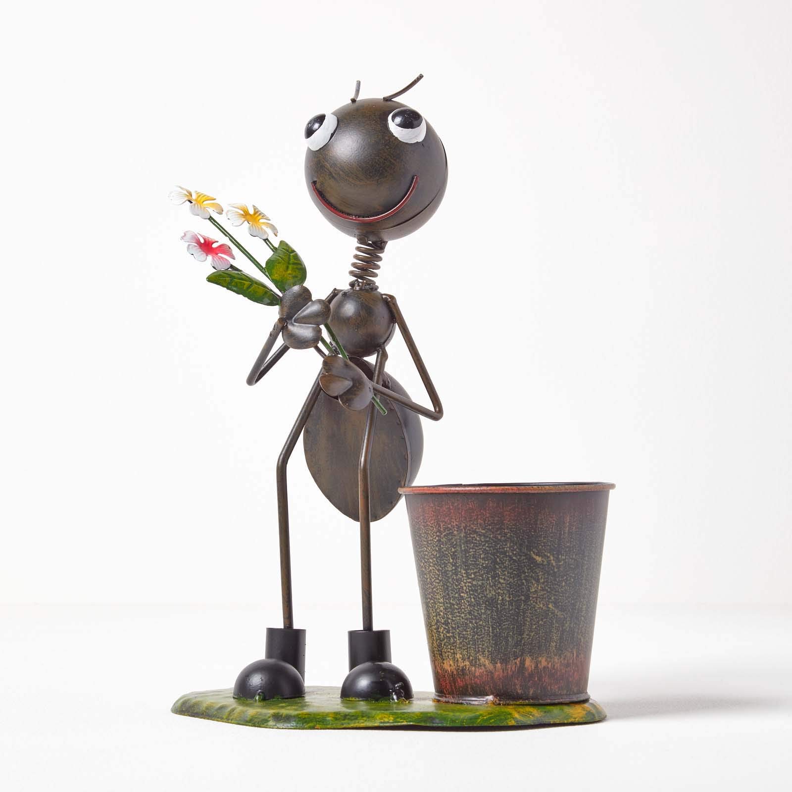 HOMESCAPES Metal Garden Ant Ornament Holding Flowers with Small Rustic Flower Pot, Handcrafted From 100% Iron Set on Green Standalone Base, 32 cm Tall
