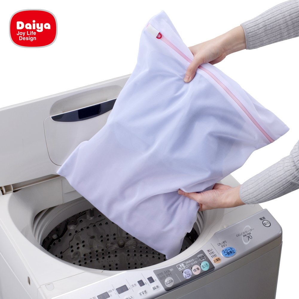 ダイヤ (Daiya)のストアを表示 ダイヤ (Daiya) 洗濯ネット ランドリーネット AL 角型ガードネット 大 横40㎝×縦50㎝ ドラム式対応 乾燥機対応 YKKファスナー 目の細かいメッシュ生地 ブラウス パーカー 057007 in use