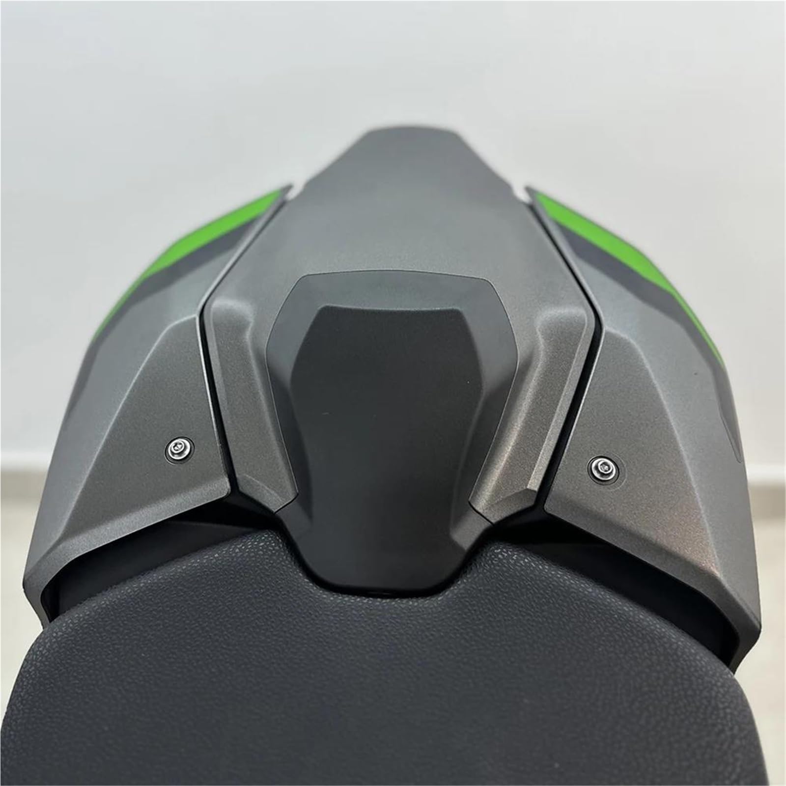 Capot De Selle Arrière pour Kawasaki pour Z900 pour Z900 SE (2025-2026) – Carénage De Selle Passager Arrière Rear Cowl Cover(Titane Graphite Brillant)