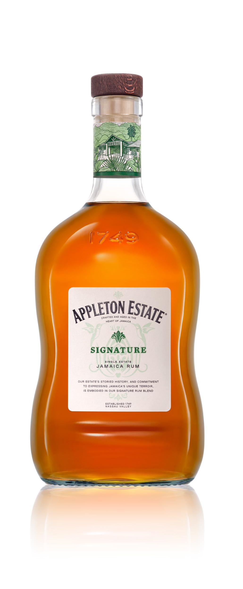 Appleton EstateSignature Jamaica Rum 70 CL | 40% ABV | Bold and full-bodied with notes of orange peel, dried apricot and fresh peach, enjoy in a classic cocktail