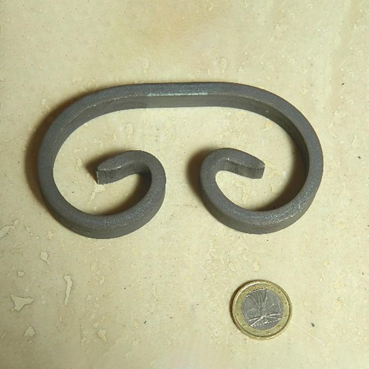 Metalli Riccio decorativo in ferro battuto a C piatto 12x6 dimensione 110x60 mm Set da 2 pezzi Made in Italy