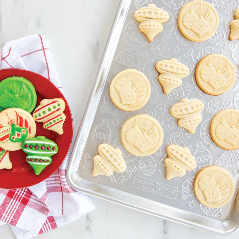 Demi-feuille en relief Nordic Ware idéale pour vos biscuits maison