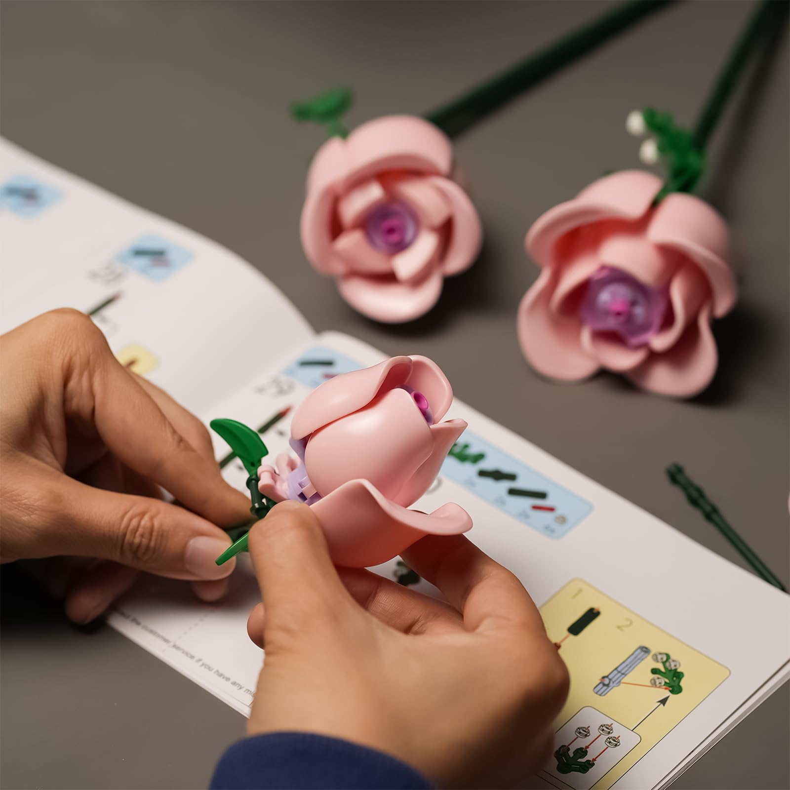 Rosa Rosen Blumenstrauß Klemmbausteine mit Schleierkraut, Künstliche Blumen Botanische Kollektion, Geschenk für Frauen zum Muttertag, Ästhetische Raumdeko