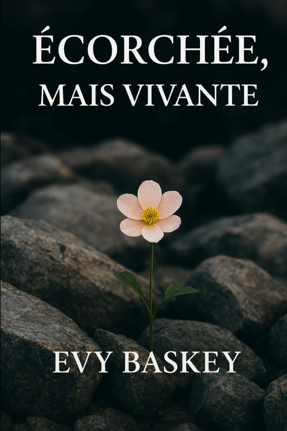 Écorchée, mais vivante: Mon témoignage d'une renaissance après la violence et l'abandon.
