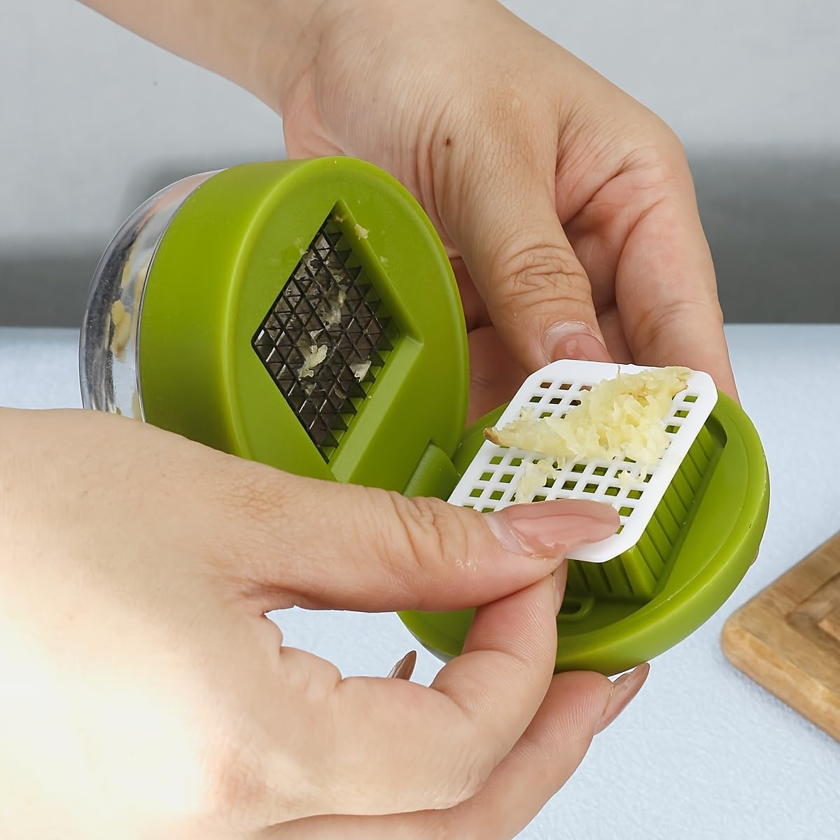 1pc Small Manual Press-Style Garlic Chopper – Household Garlic Mincer/Press (Green) (Garlic press)