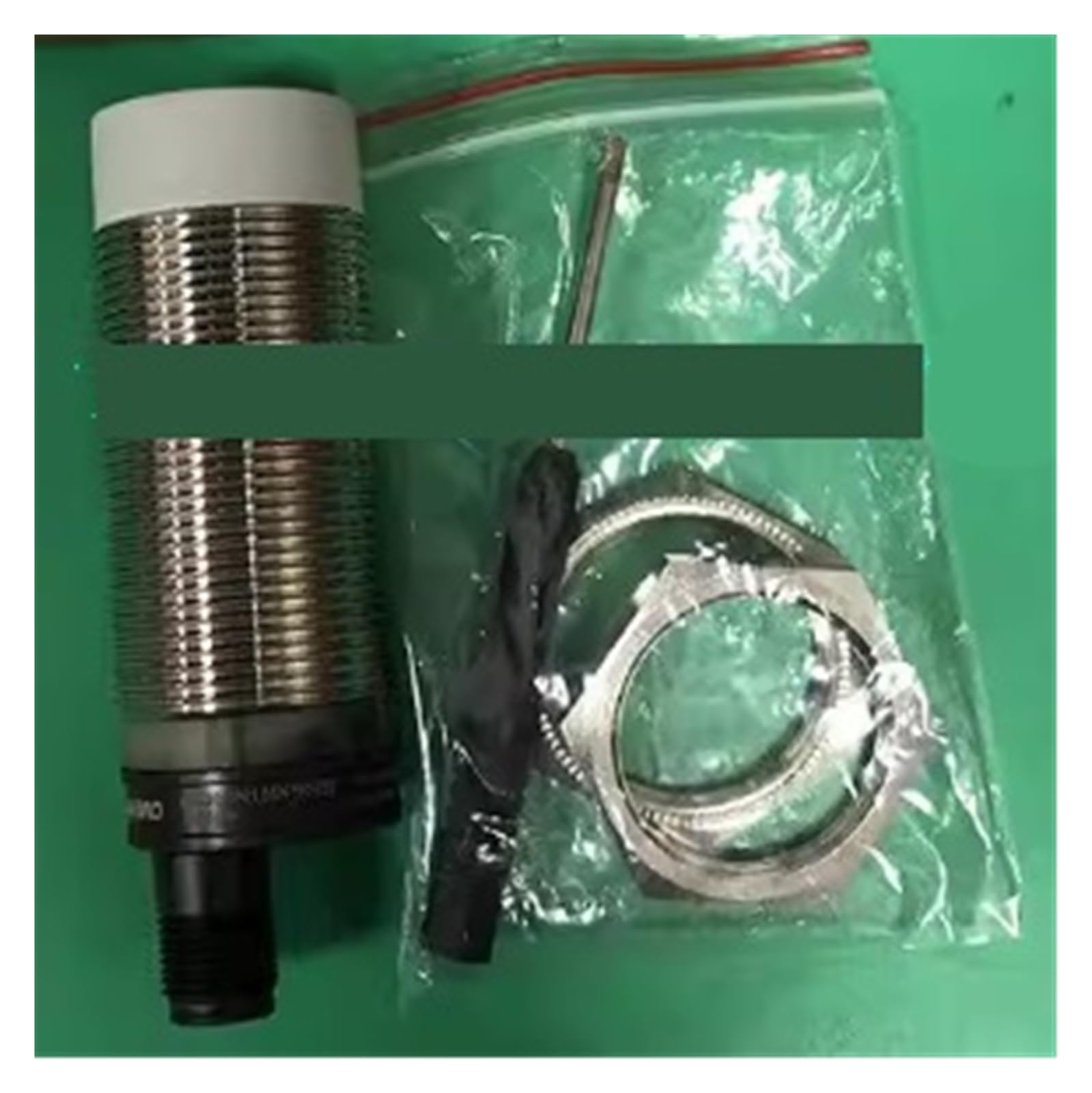 Capteur UR18-CC50DNB-E2 haute précision contre les interférences