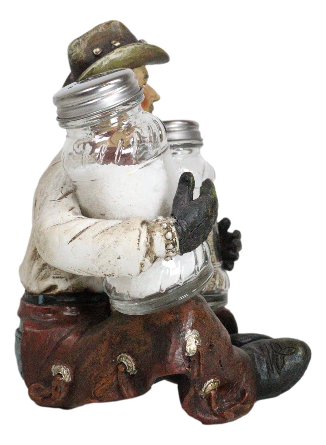 Ebros Gift Country Rustic Western Howdy Wrangler Cowboy avec chapes assis jambes croisées Salière et poivrière Ensemble de figurines de ferme Ranch Wild West Southwestern Old World Decor