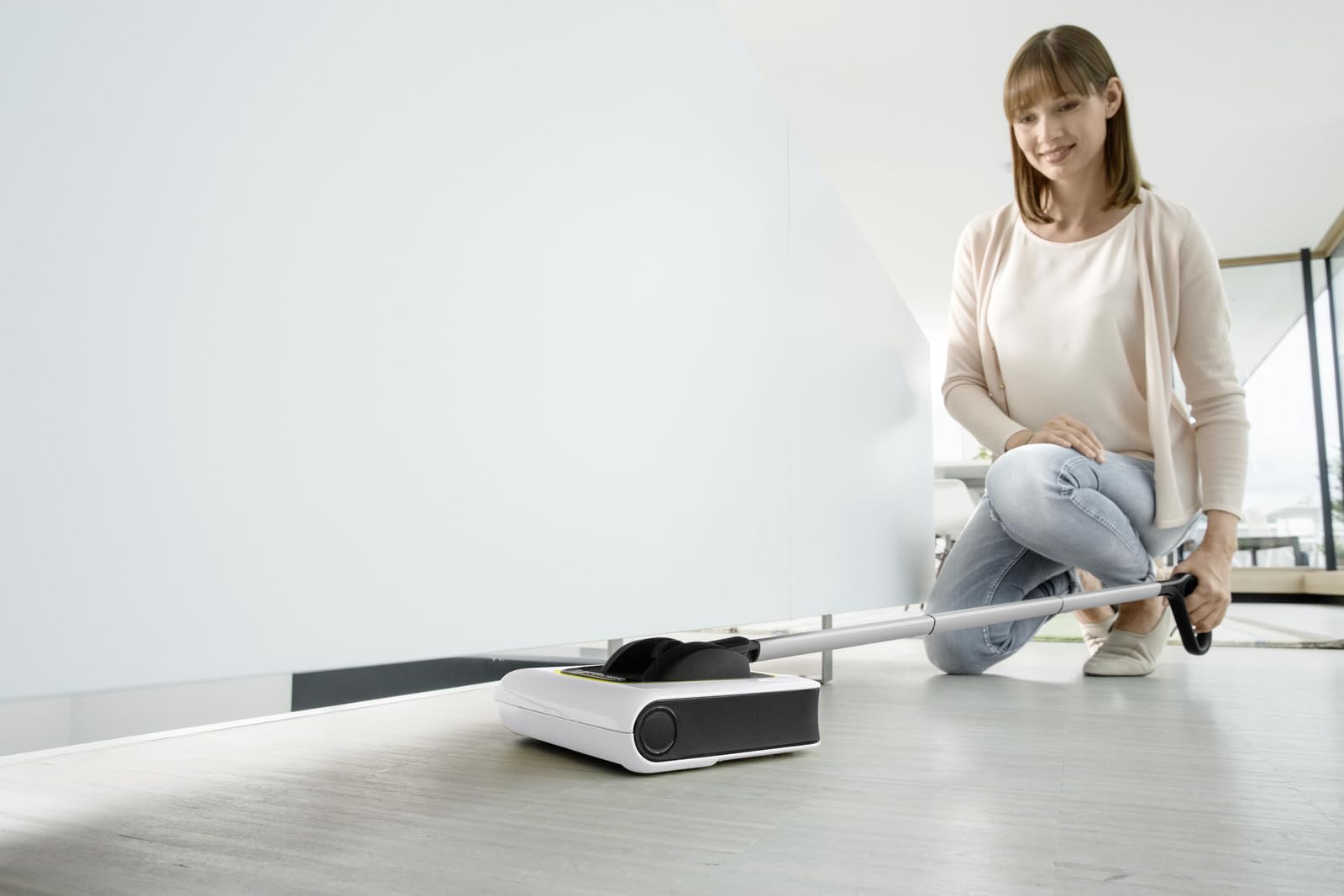 KÄRCHER Escoba Eléctrica Sin Cable KB 5, Escoba Eléctrica para la Limpieza de Suelos, Batería de Iones de Litio, Autonomía: hasta 30 min, Depósito: 370 ml, Articulación Flexible