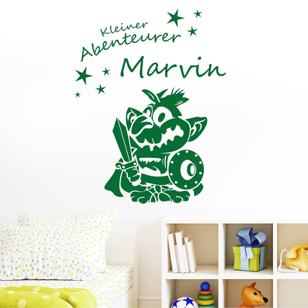 Wandtattoo Kinderzimmer Troll Kleiner Abenteurer personalisiert mit Wunschnamen Wandaufkleber/enzian 117 cm hoch x 80 cm breit