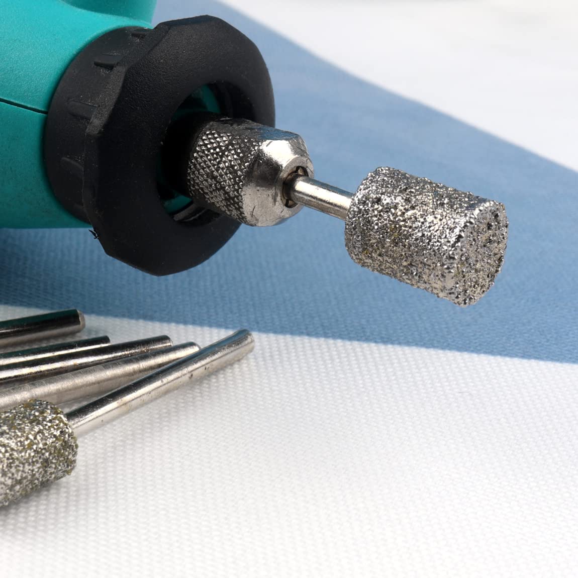 Wiertła szlifierskie do zadziorów diamentowych, 30 szt. 46 # powlekany diamentem punkty montowane na głowicy cylindra obrotowego zestaw zadziorów, chwyt 1/8 pasuje do większości wierteł obrotowych