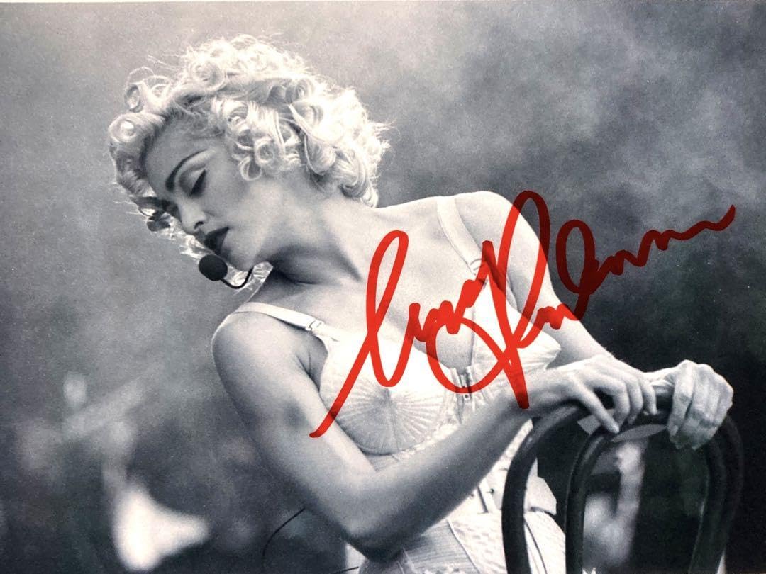 Amazon.co.jp: マドンナ直筆サイン入り2Lサイズ写真…Madonna : おもちゃ