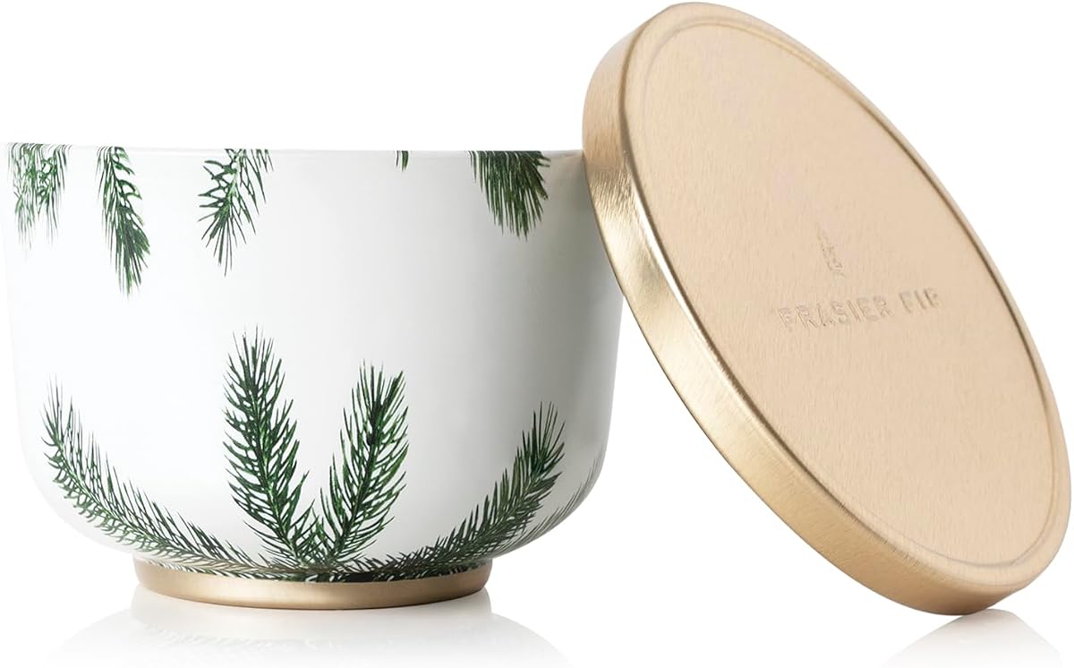 Velas perfumadas Thymes para mujeres y hombres – Lata con tapa – Decoración de lujo para el hogar – Velas navideñas con notas de crujientes agujas de abeto siberiano, madera de cedro y sándalo (abeto Frasier, 6.5 oz)