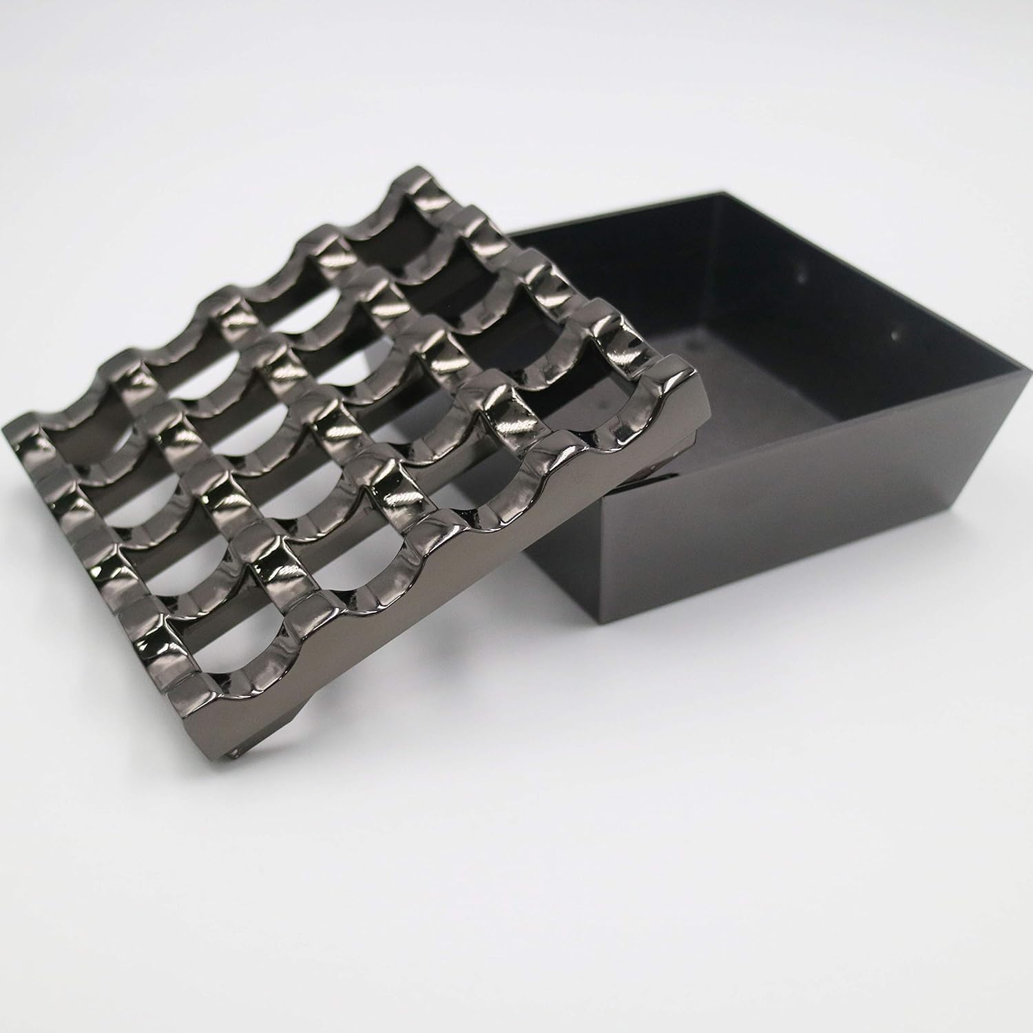 Aschenbecher aus Metall, 16 Löcher, für Zigaretten und Zigarren, winddichter Aschenbecher für Zuhause, Hotel, Garten und Schreibtisch, 1 Stück (Metall schwarz)