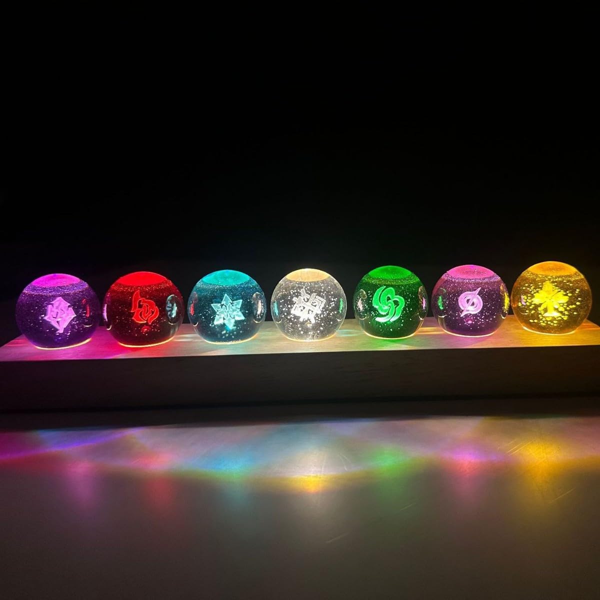 7 Stück Anime Genshin Impact Balls,3D Auge Gottes Kristallkugel LED Nachtlicht,USB 40mm GlasKugel,mit Holzsockel,Hydro/Dendro/Electro/Geo/Pyro/Anemo/Cryo Set Spielele Merch Geschenk (Stil 2)