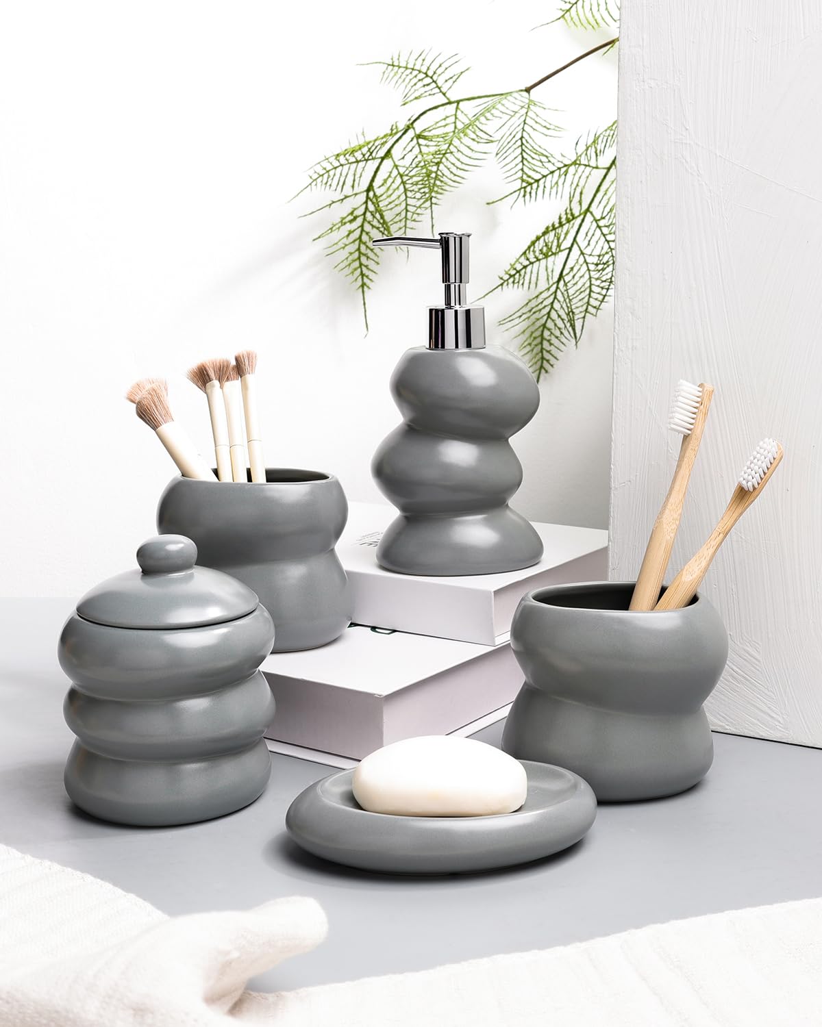 Decoración minimalista de cerámica con juego de accesorios de baño de diseño orgánico