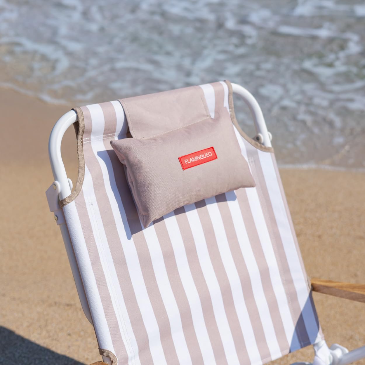 Flamingueo Chaise de Plage Pliante - 5 Positions d’Inclinaison - Poche Isotherme - Poche pour Mobile - Poignées Sac à Dos - Oreiller Ergonomique - Aluminium et Polyester - Beige