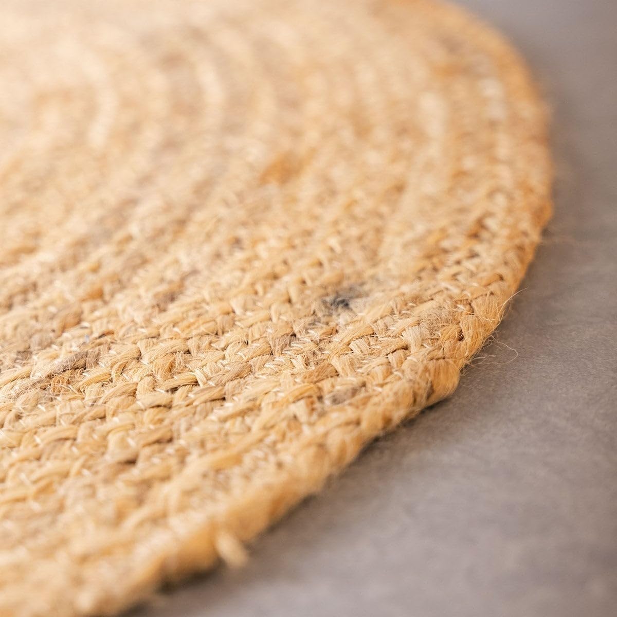 LOLAhome - Alfombra Redonda Trenzada de Yute Natural de 100 cm. Pieza Artesanal, Duradera y Atemporal, Vestir Suelos con Personalidad aportando Calidez y un frescor Natural.