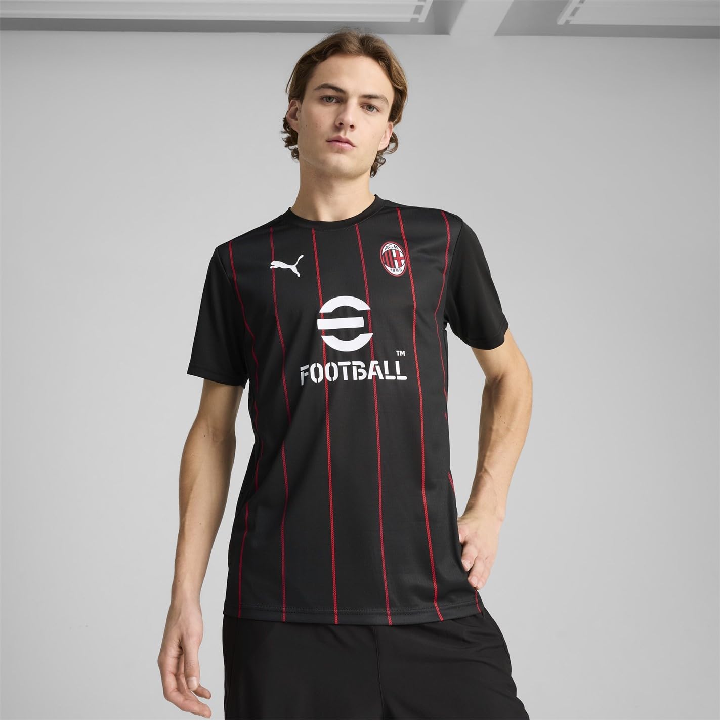 A.C. Milan - T-Shirt Prematch, Adulto, Maglia da Calcio e da Allenamento a Maniche Corte, con Logo AC Milan e Puma, Prodotto Ufficiale, Unisex, Nero o Bianco
