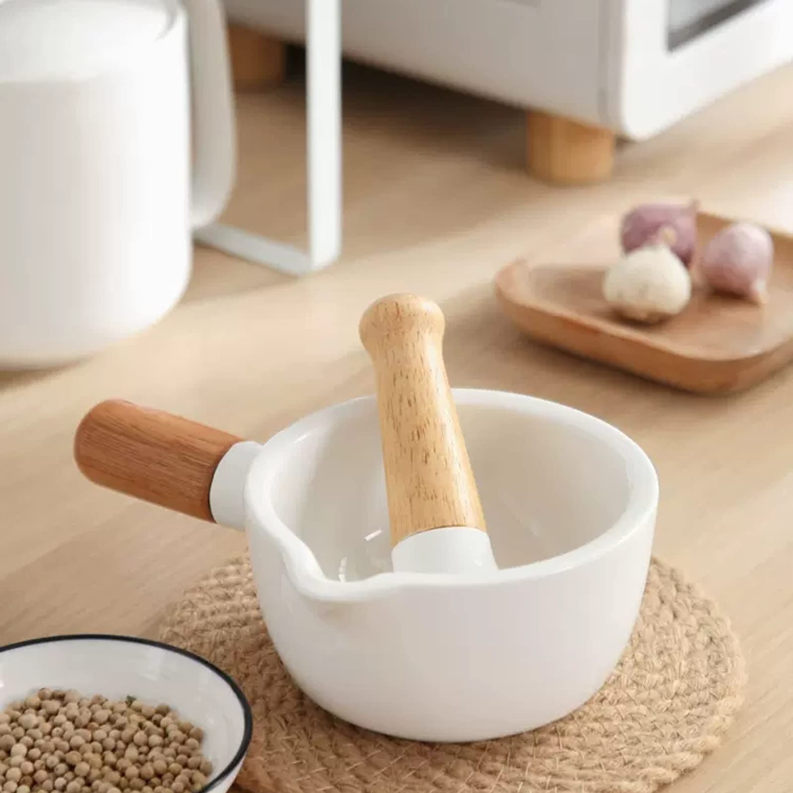 Prensa de ajos de acero inoxidable Mortero y mortero de porcelana, juego de triturador de píldoras de molinillo de hierbas de cerámica con pico y asas de madera, blanco, 4.9 pulgadas Trituradora de aj