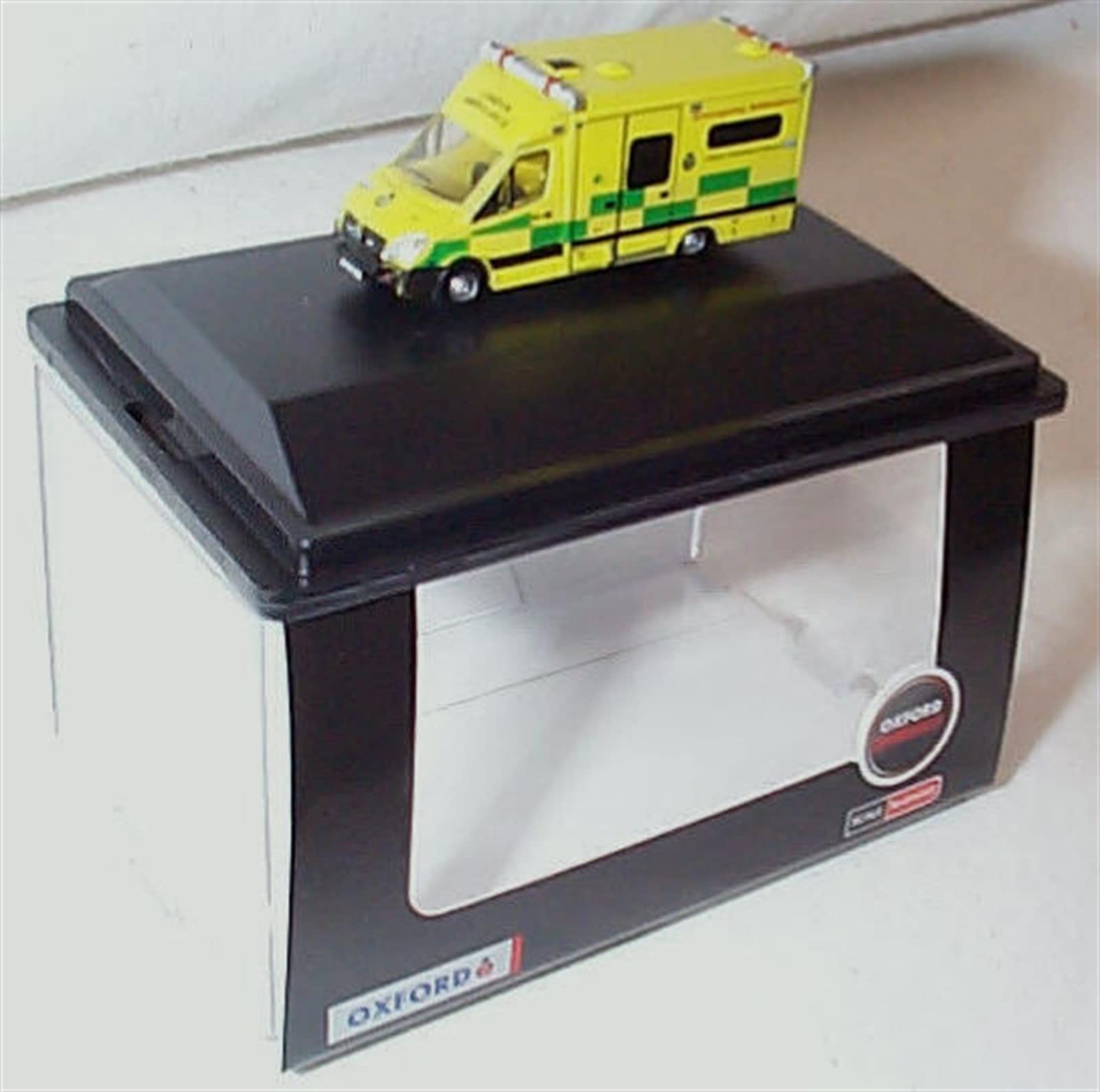 Oxford M'ercedes Ambulance London N Gauge vehicle 1:148 N gauge scale diecast model
