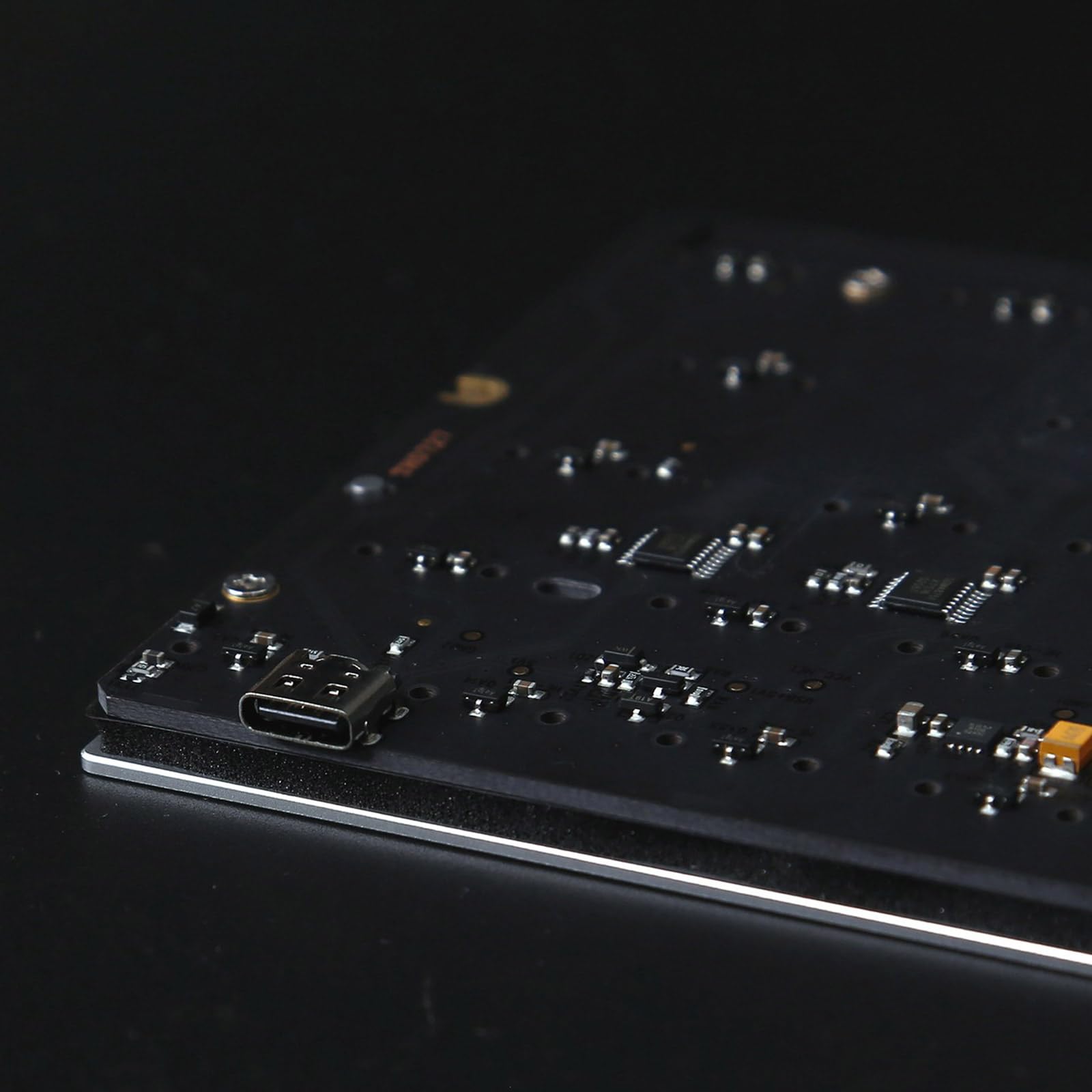 Raven61 - Tastiera a 61 tasti per appassionati di gioco, connessione con cavo ad alta velocità e tastiera personalizzabile ad alta sensibilità in metallo