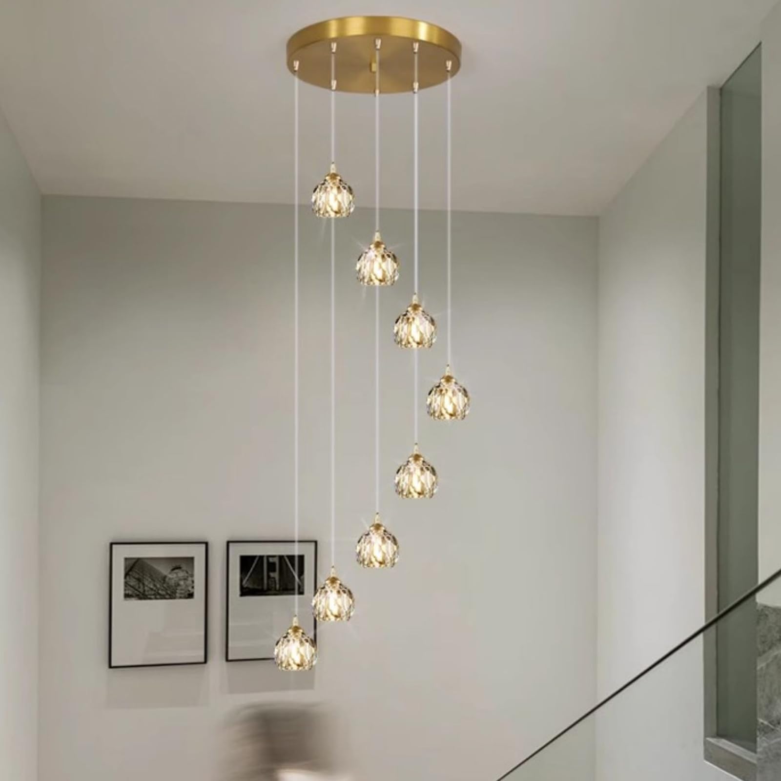 Luminaire suspendu moderne pour sublimer un escalier duplex