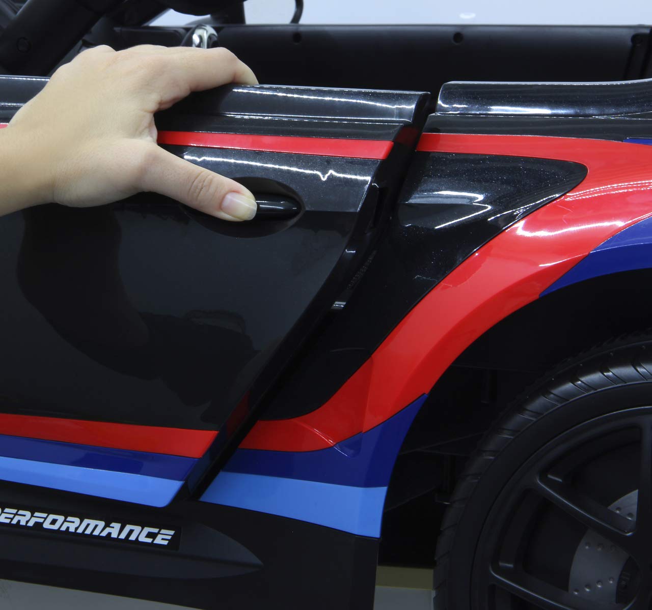 JAMARA 460474 – Ride-on BMW M6 GT3 – potenti motori di azionamento e batteria per lungo tempo di guida, 3 marce, ammortizzatore, connettore AUX, anello in gomma ultra grip, faro LED, nero, grande