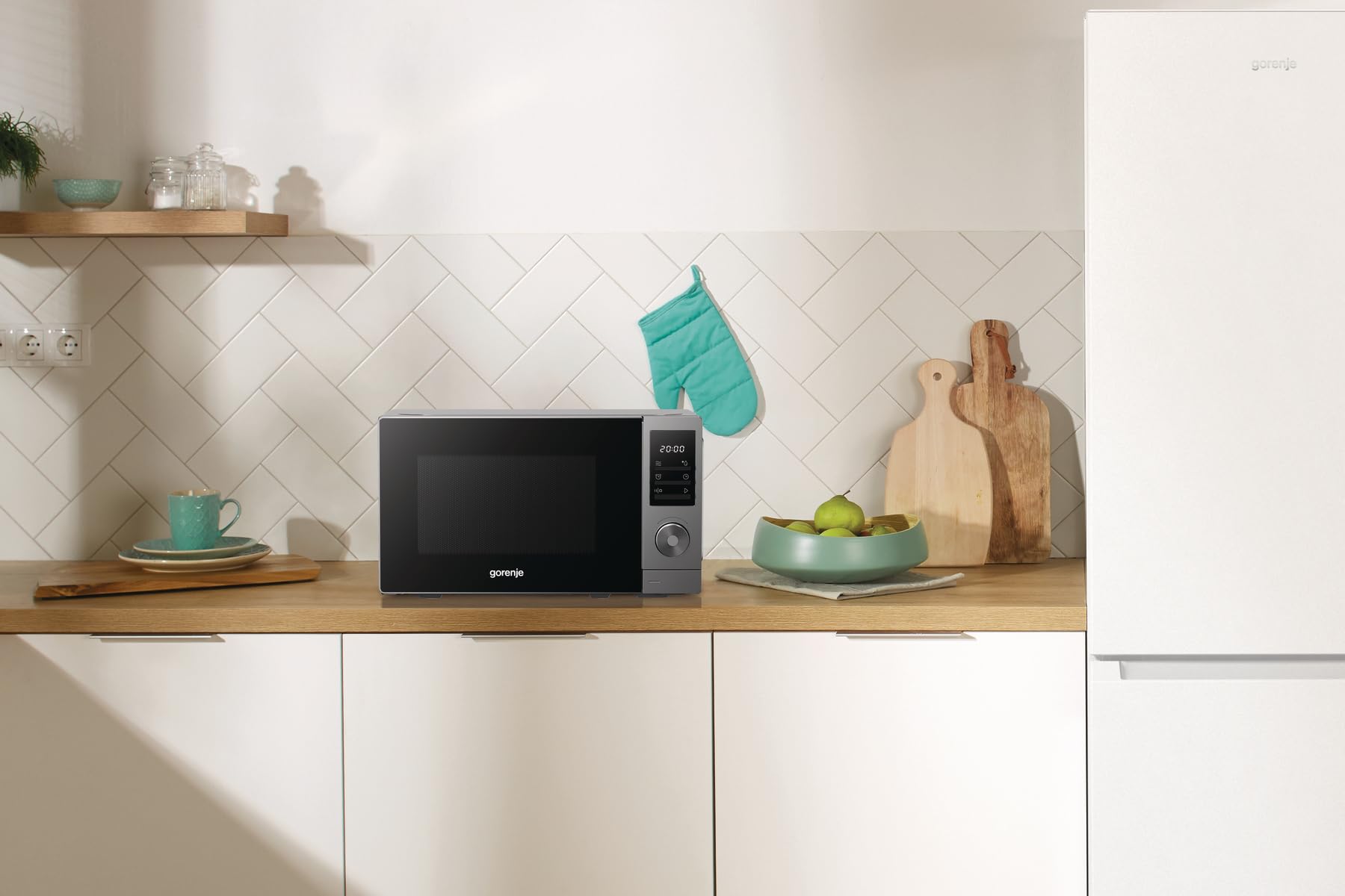 Gorenje MO20A3T4 Mikrowelle, 20L, 700 W, Kindersicherung, AquaClean, Auftaufunktion, 8 Automatikprogramme, 5 Leistungsstufen, LED Display, Elektronische Touch-Steuerung, schwarz mit Silber