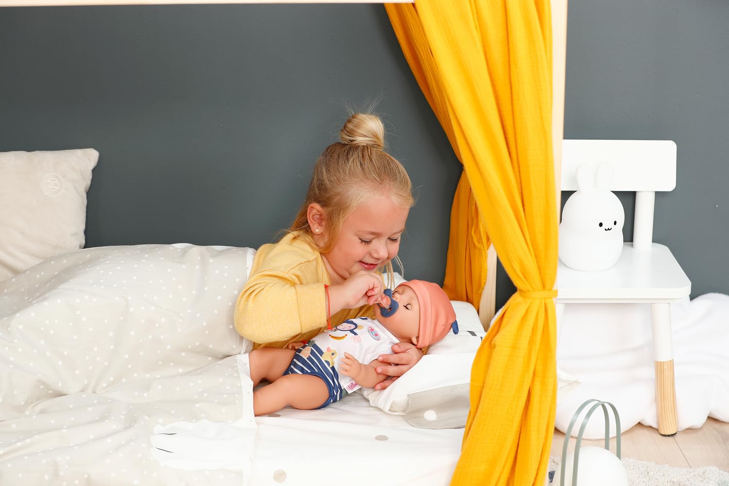BABY Born Emma lalka w stylu dżungli – 43 cm duża lalka niemowlęca – 10 funkcji w zestawie akcesoria i śpioszki w kolorach unisex – działa bez baterii – nadaje się dla dzieci od 3 lat