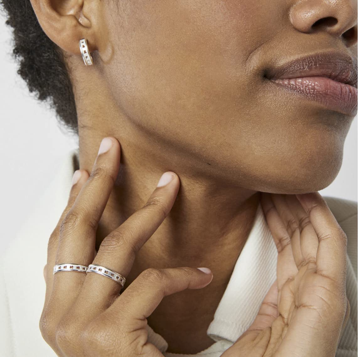 TOUS Pendientes de Aro de Plata de Primera Ley para Mujer con Motivo de Oso, con Cierre Criollo de 11 mm de Diámetro, Atemporal y Elegante, Colección Bear Row