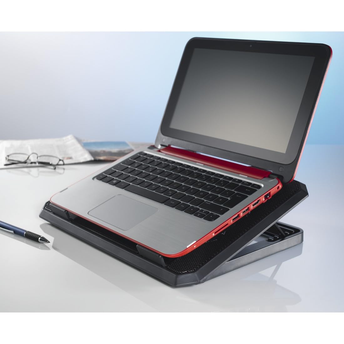 Hama Chłodnica do laptopów do 15,6" (bardzo cichy notebook, 2 wentylatory, podkładka chłodząca i stojak na laptopa w jednym, podkładka chłodząca z niebieskimi diodami LED, 37 x 27 x 3 cm), czarna